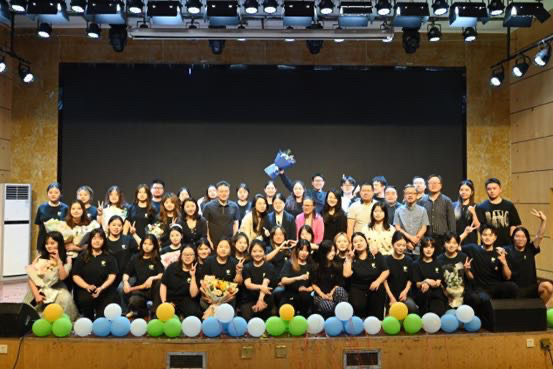 beats365官方网站树达公司2022级广电编导展映晚会合影。供稿单位供图
